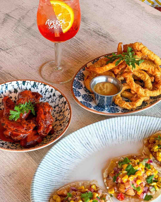 Tacos épicés, ailes de poulet et beignets croustillants