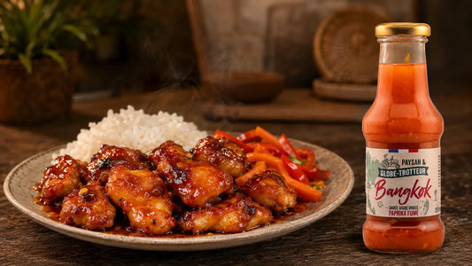 Poulet laqué accompagné de riz, de poivron et de carotte avec une bouteille de sauce aigre-douce Bangkok au paprika fumé